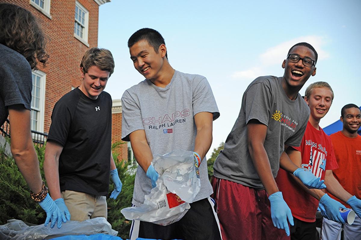 students volunteering