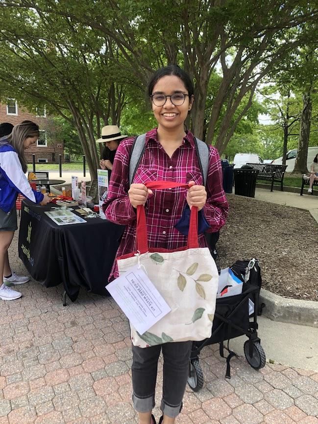 Student hold reusable bag